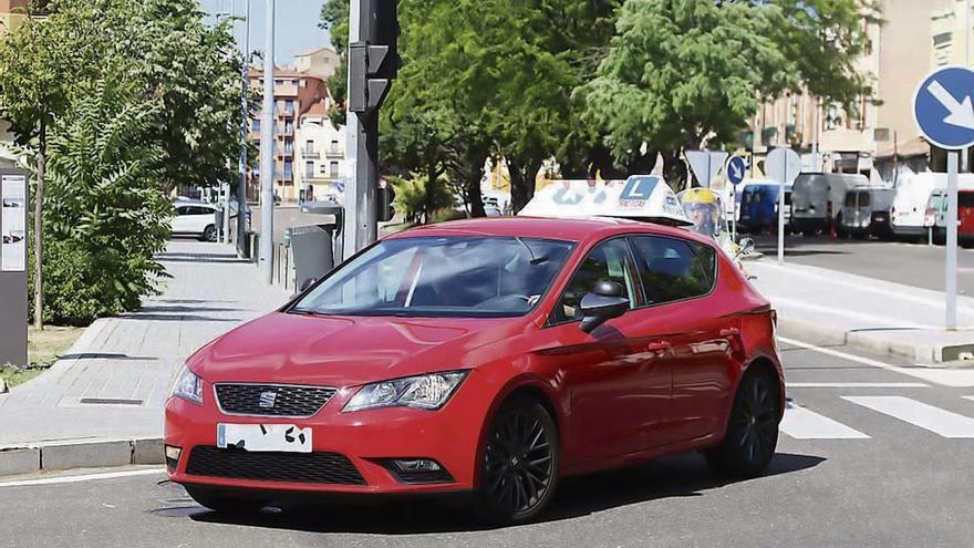 Un coche de autoescuela circula por Zamora.