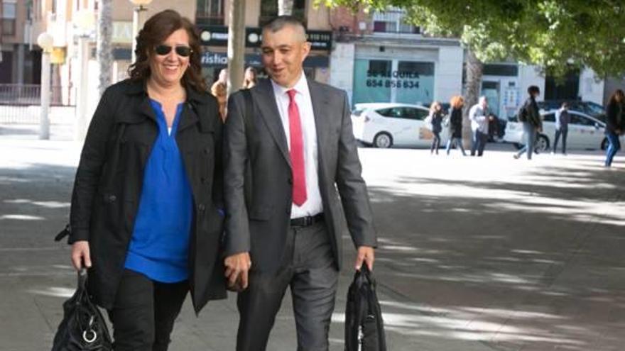 La exdirectora del Patronato de Turismo y exalcaldesa de Dénia, Ana Kringe, ayer junto a su abogado.