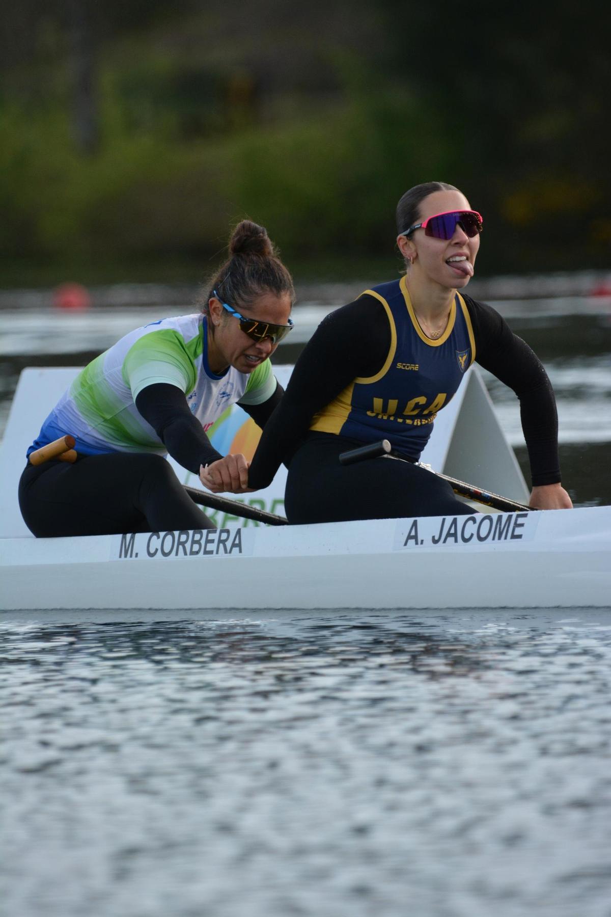 Antía Jácome (derecha) junto a su compañera María Corbera tras la regata de ayer en Verducido.