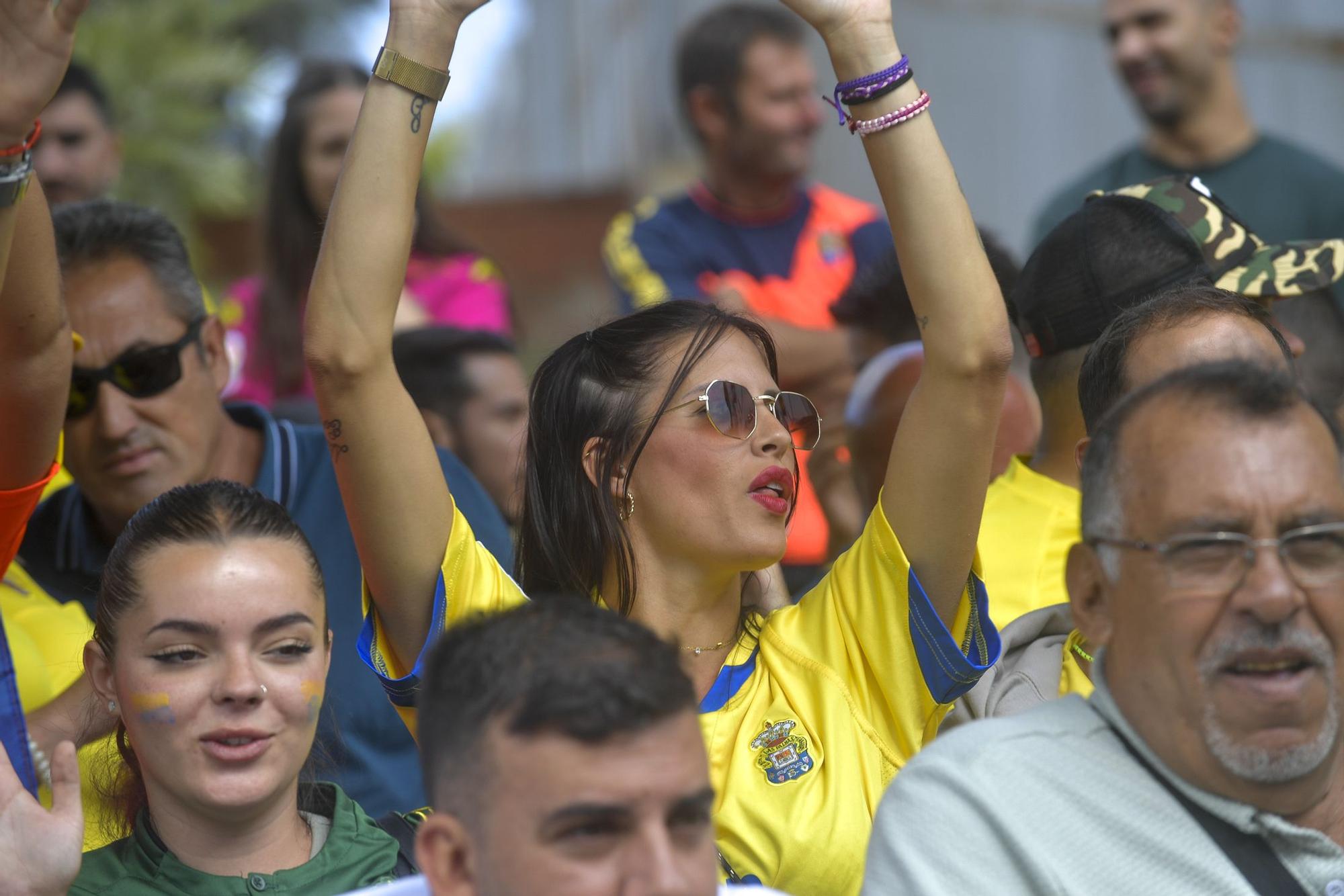 La afición recibe a la guagua de la UD Las Palmas en Fondos de Segura