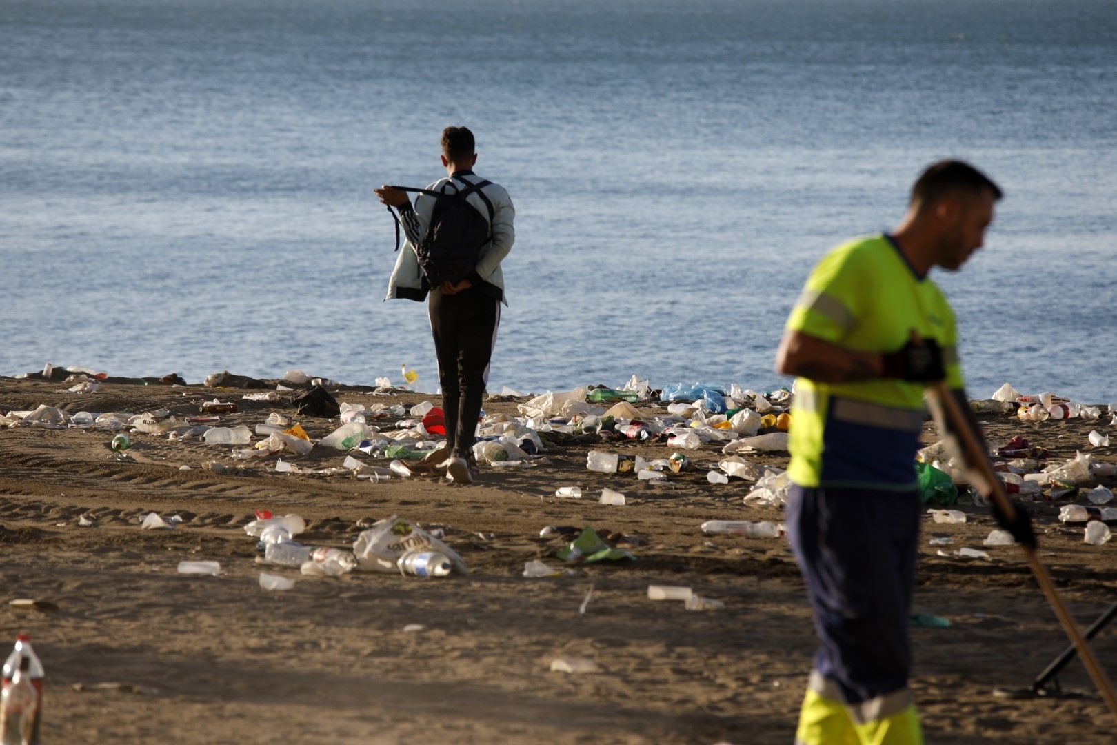 Limpieza en las playas de Málaga tras la noche de San Juan