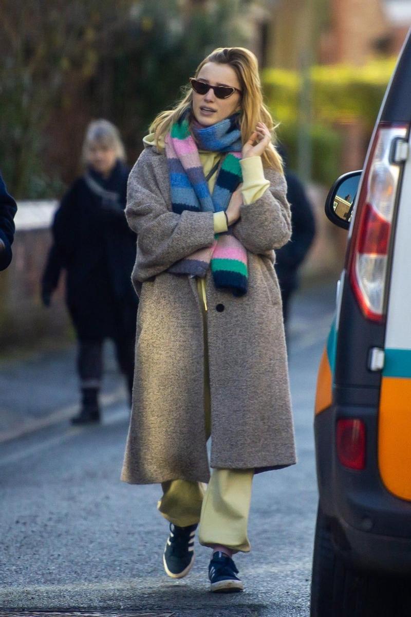 Phoebe Dynevor por la calle