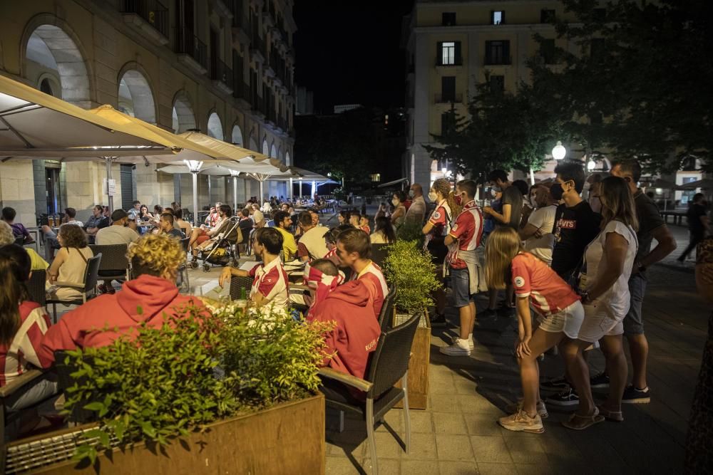 L'afició del Girona viu lluny de Montilivi la decepció.