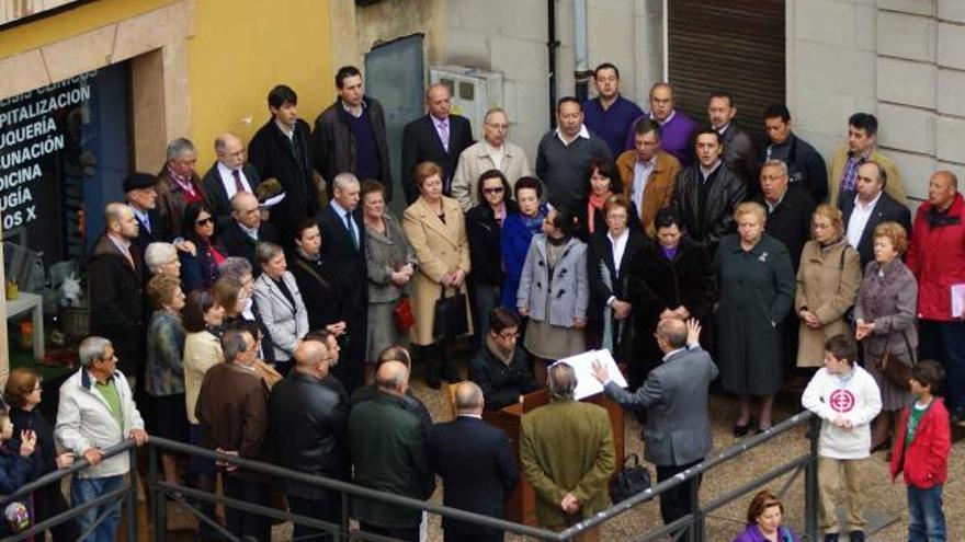 El coro entona la salve marinera junto al Ayuntamiento viejo.