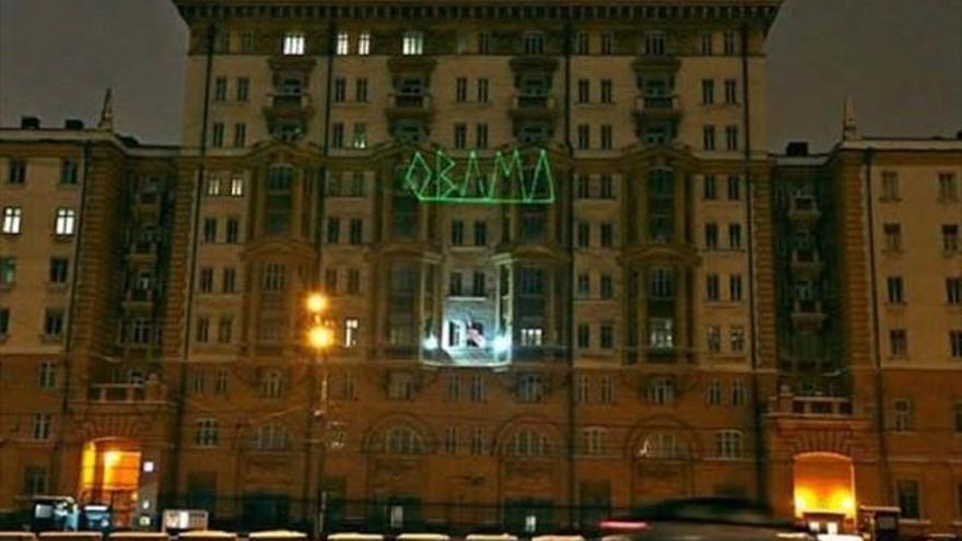 Una comunidad artística pro-Kremlin cuelga un enorme cartel de Obama con la palabra &quot;asesino&quot; ante la embajada de EEUU en Moscú