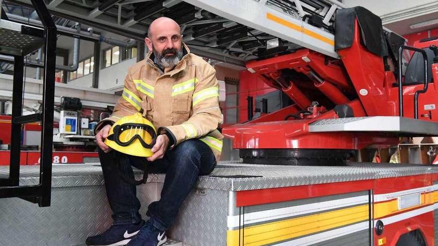 Ángel Valencia, en uno de los vehículos que utilizan los bomberos de A Coruña.