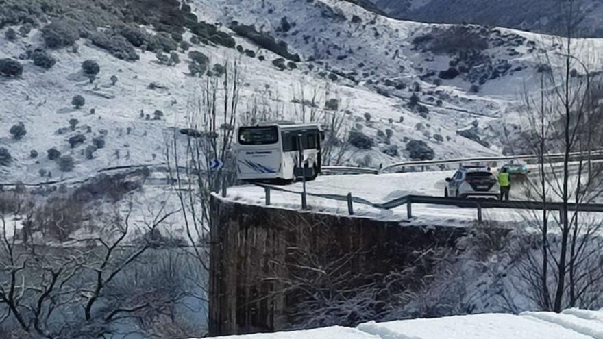 Ruedas en mal estado y conducción temeraria: tres expedientes por el accidente del autobús con niños de Benavente