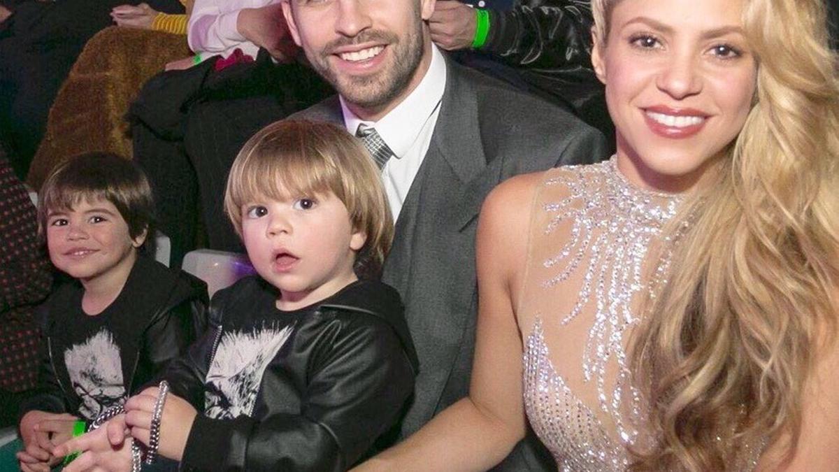 Shakira y Piqué con sus hijos, Milan (izquierda) y Sasha, en una gala en Barcelona el pasado mes de diciembre.