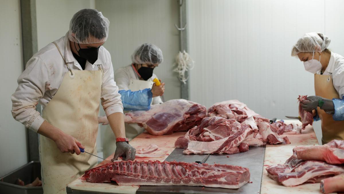 Varias personas trabajan en una carnicería