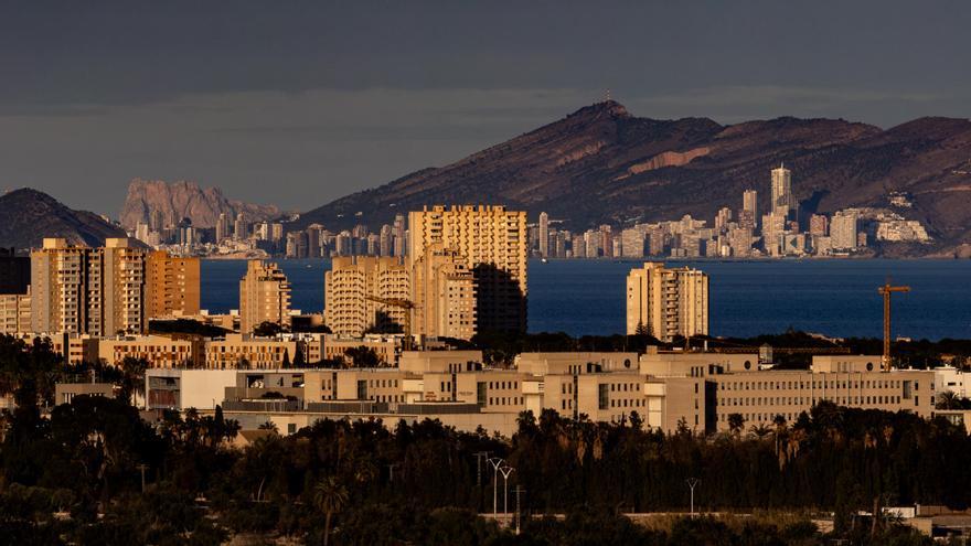 El Peñon de ifach de Calp visto desde Alicante, una imagen singular a 56 km en línea recta