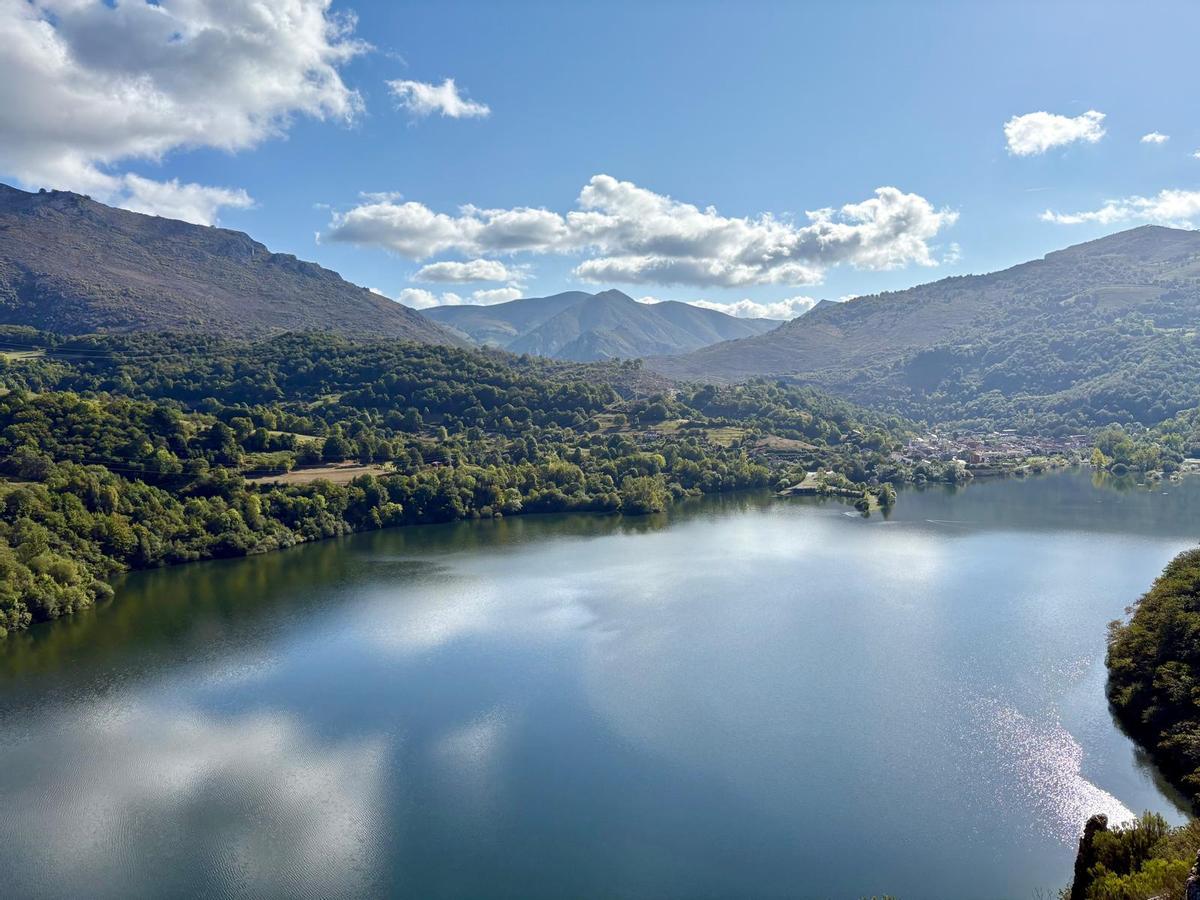 El embalse de Rioseco, con el pueblo al fondo a la derecha, desde el Torreón de Villamorey, de origen romano