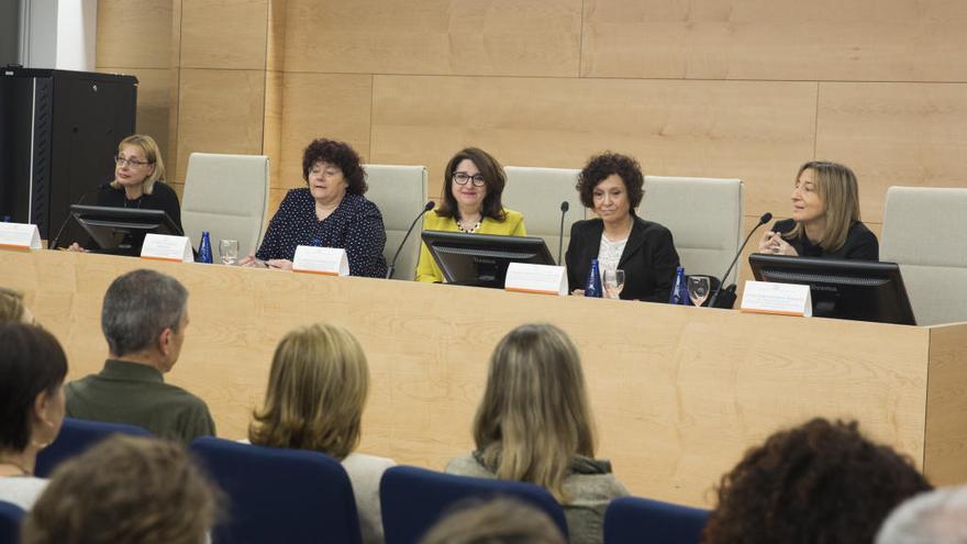 El público asistente a la mesa redonda sobre «Ciencia en femenino» abarrotó el salón de actos Filosofía y Letras .