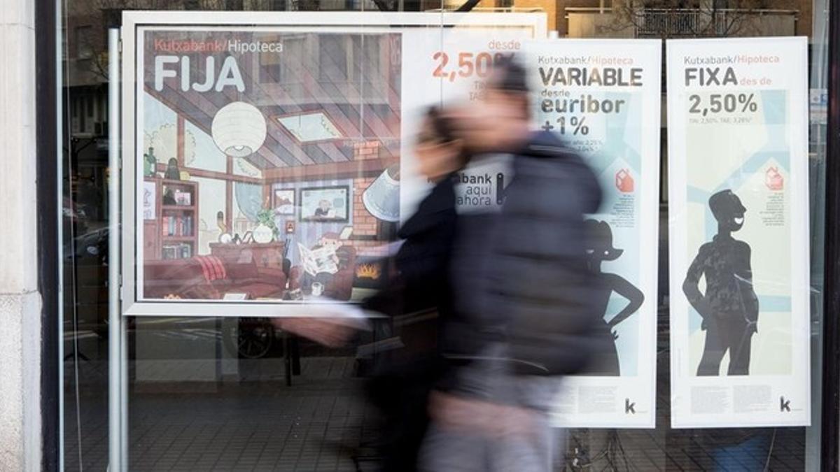 Publicidad de hipotecas fijas y variables en una oficina de Kutxabank en Barcelona.