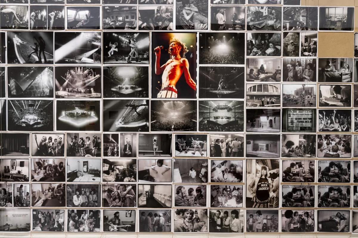 El panel con fotografías de los Rolling Stones que abre la muestra.