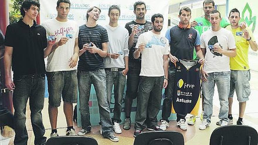 Los jugadores del Feve Oviedo posan con sus abonos en el Centro Comercial Los Prados.
