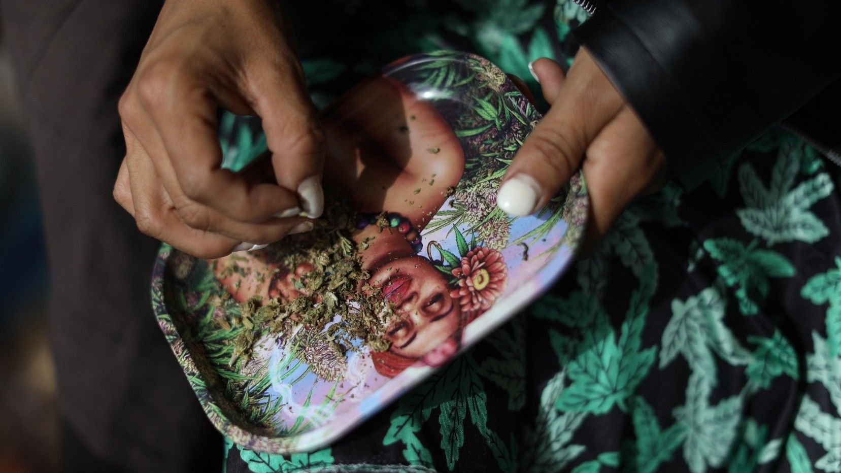 Una persona elabora un cigarro de marihuana este lunes en Ciudad de México