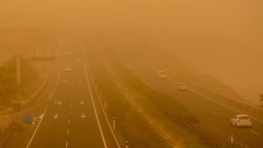 Científicos alertan sobre los peligros de la calima, que hoy tiñe de rojo media España