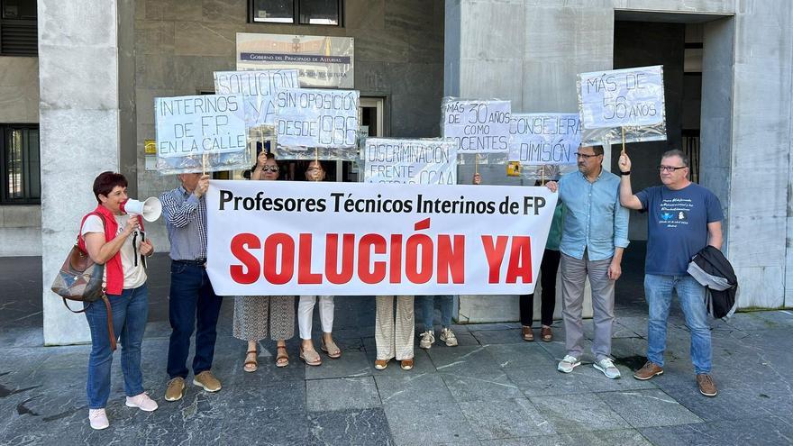 Protesta de los profesores técnicos interinos de FP en la Consejería de Educación