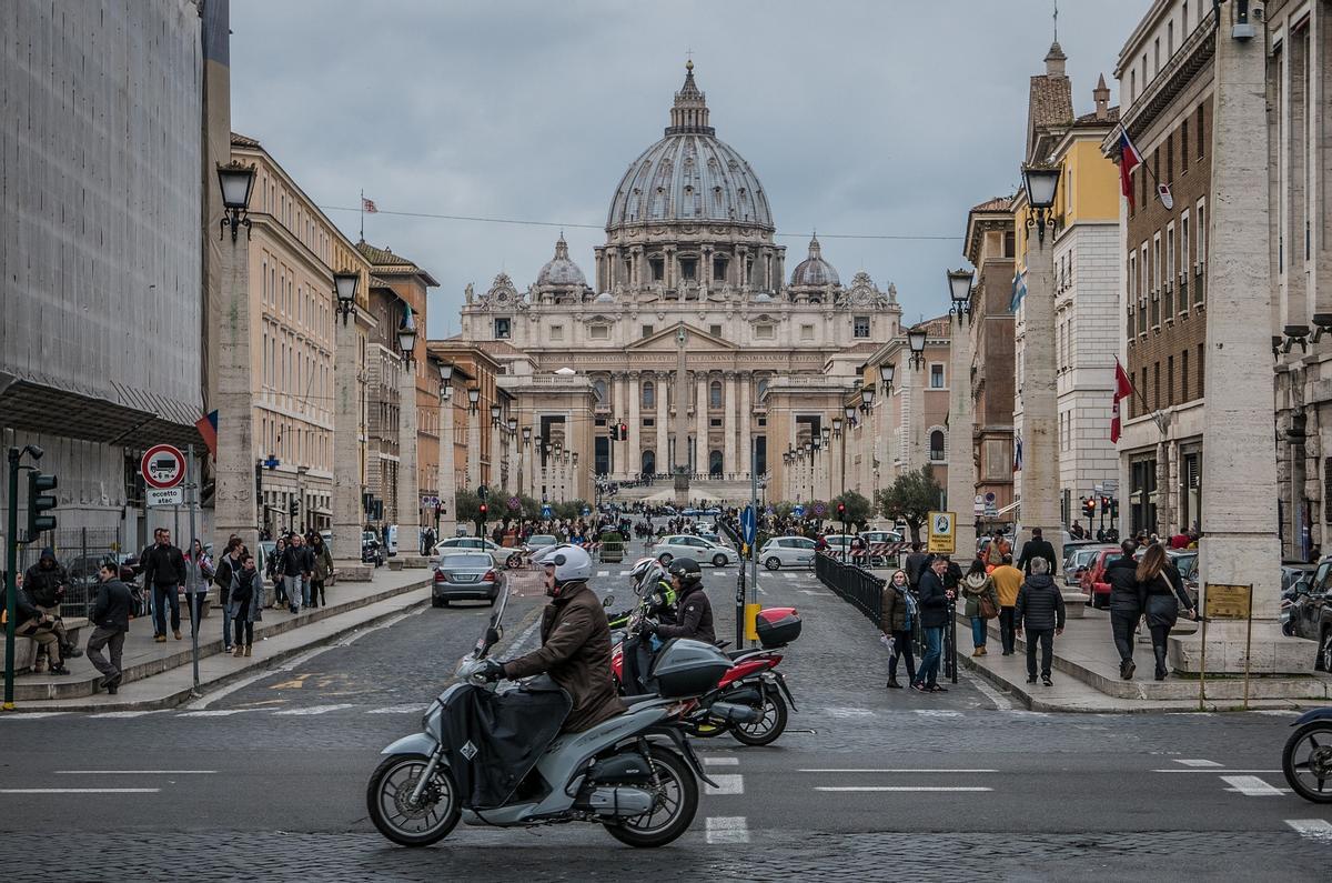 Vista de la Basílica de San Pedro desde una calle cercana al Vaticano