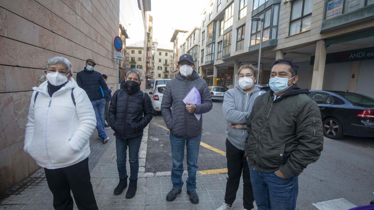 Los afectados denuncian que la atención ciudadana «es una calamidad». | G. BOSCH