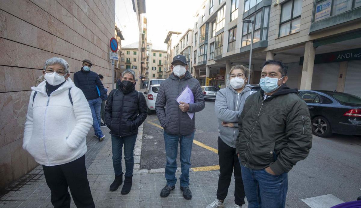 Los afectados denuncian que la atención ciudadana «es una calamidad». | G. BOSCH