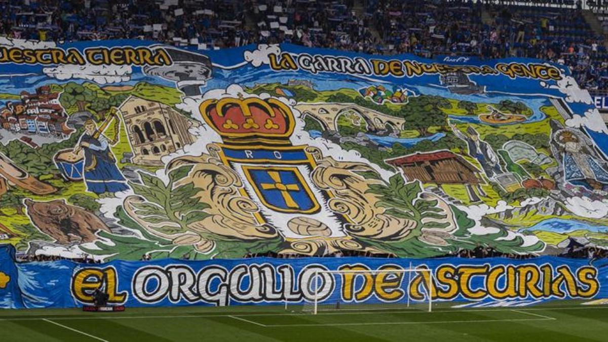 El tifo desplegado en el Fondo Norte en el choque del sábado. | Real Oviedo