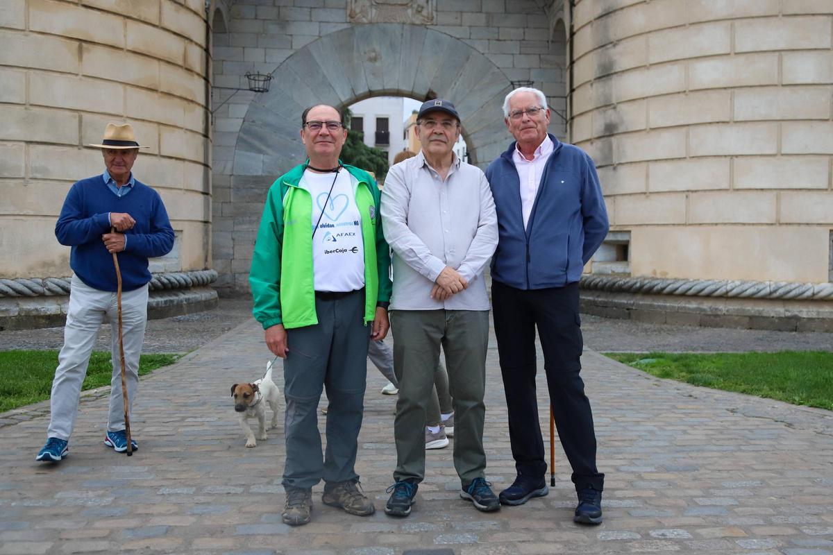 Miembros de Amigos de Badajoz posan junto a