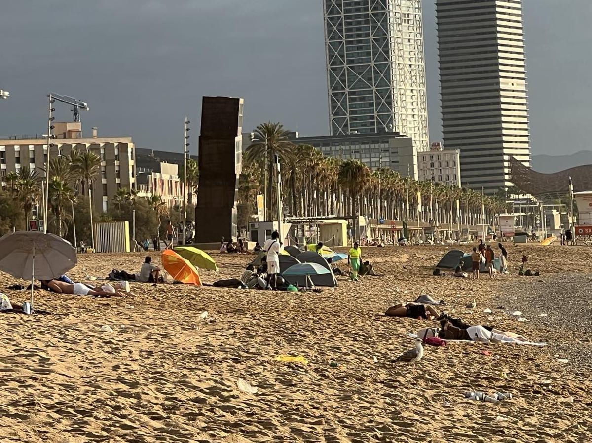 Les acampades a la platja de Barcelona creixen amb l’arribada de viatgers ‘low cost’