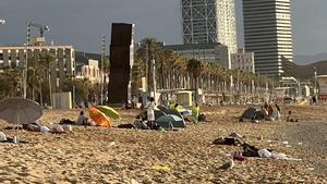 Les acampades a la platja de Barcelona creixen amb l’arribada de viatgers ‘low cost’