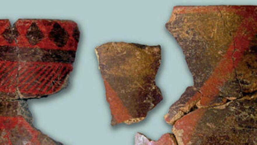 Piezas cerámicas recuperadas en La Cerera decoradas con pinturas con diversos motivos geométricos. | FOTO CEDIDA POR TIBICENA ARQUEOLOGÍA Y PATRIMONIO