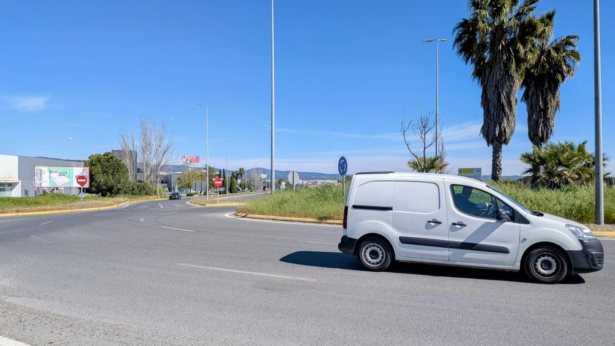 Imagen de la rotonda junto a la gasolinera en el polígono de la Torrecilla.