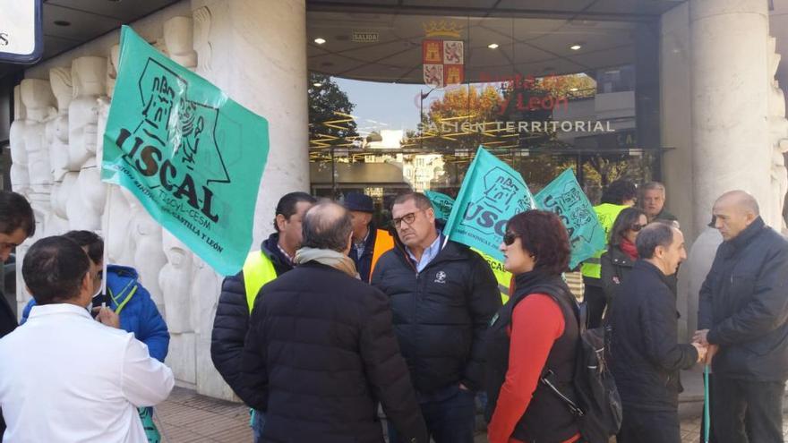 Concentración ante la sede de la Junta en Zamora.