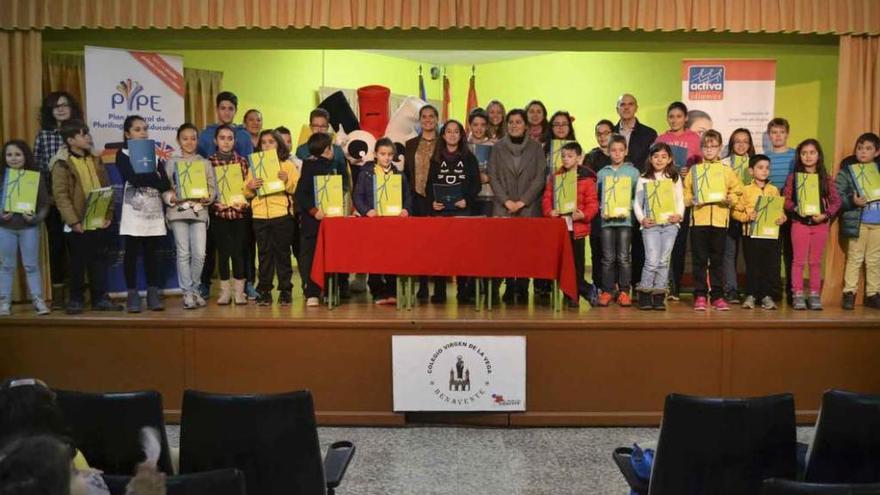 Estudiantes y profesores del programa de idiomas, ayer en salón de actos del centro educativo.