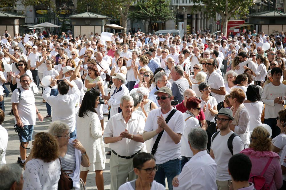 Concentración en València por el diálogo en Cataluña