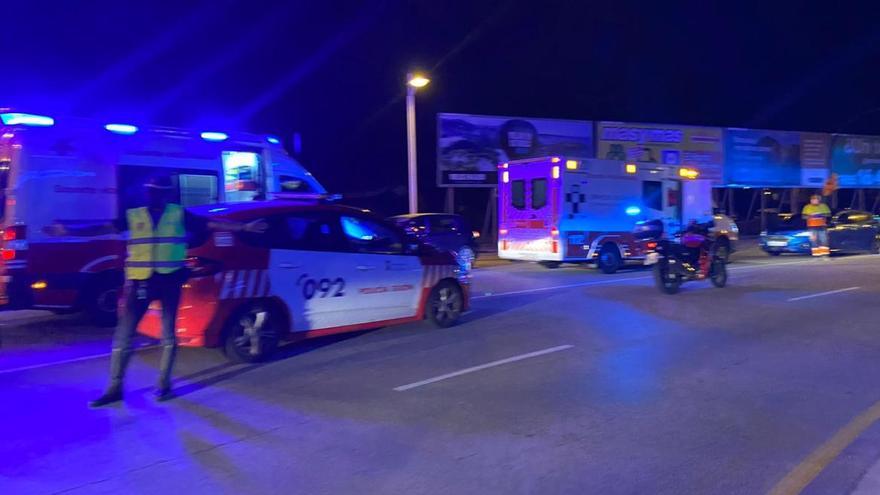 Sanitarios y policía, esta noche, en el lugar del accidente.