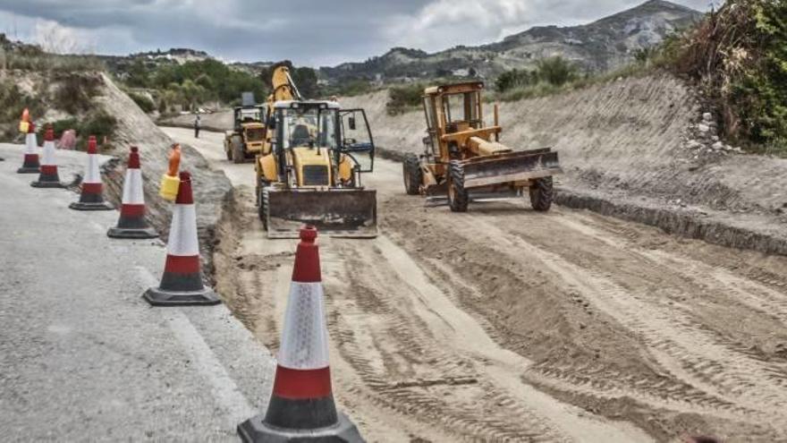 Las excavadoras trabajando en la construcción del nuevo trazado que alejará la carretera del Barranco.