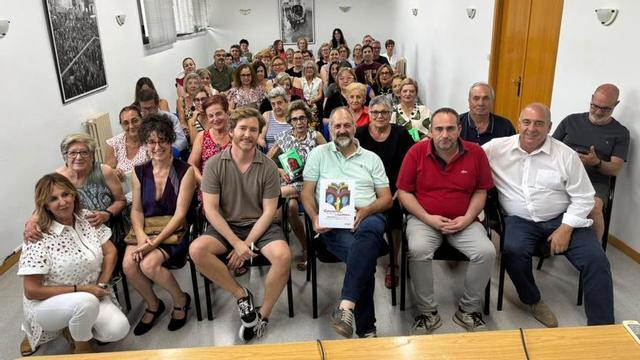 Encuentro literario en Pradilla de Ebro con la escritora Carmen Santos, quien habló de su novela ‘Flor de Arrabal’.  | SERVICIO ESPECIAL