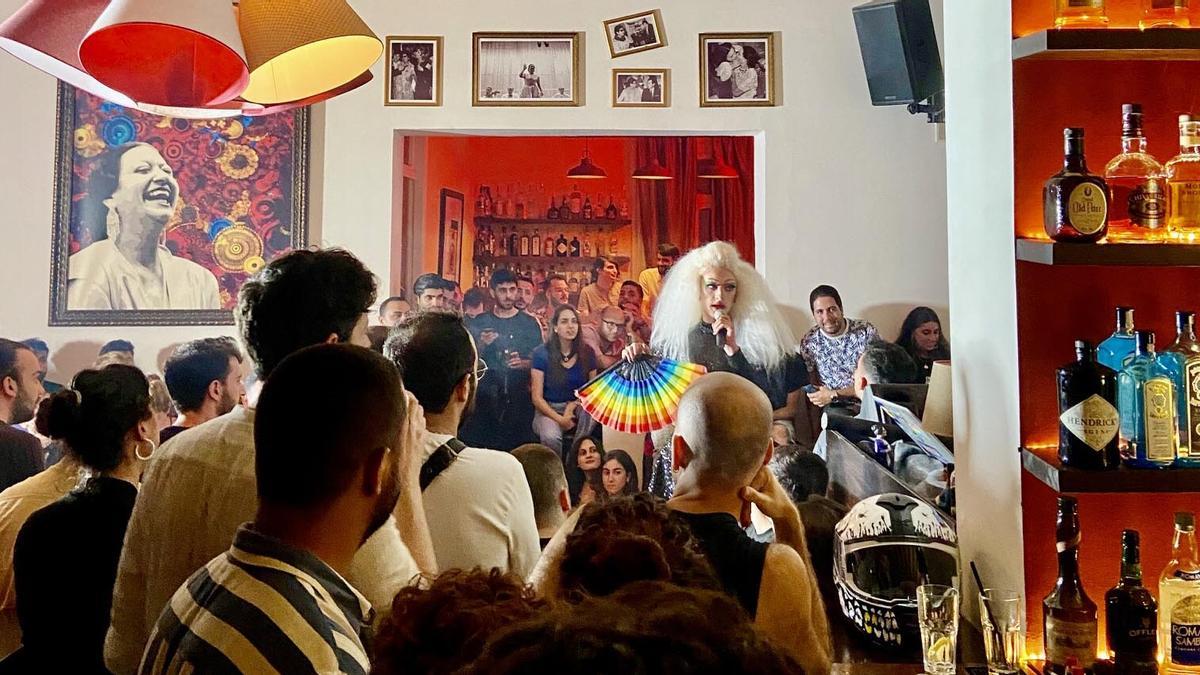 Zuhal es una de las drag queens más conocidas del Líbano. En la imagen, actúa frente a un grupo de seguidores en Social House, uno de los locales abiertos a la comunidad LGBTIQ+ en Beirut. 