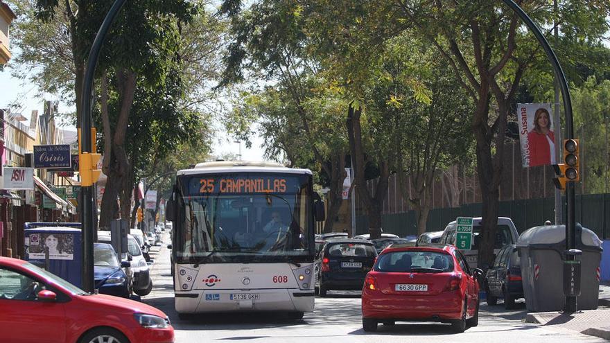 Un autobús, circulando por Campanillas.