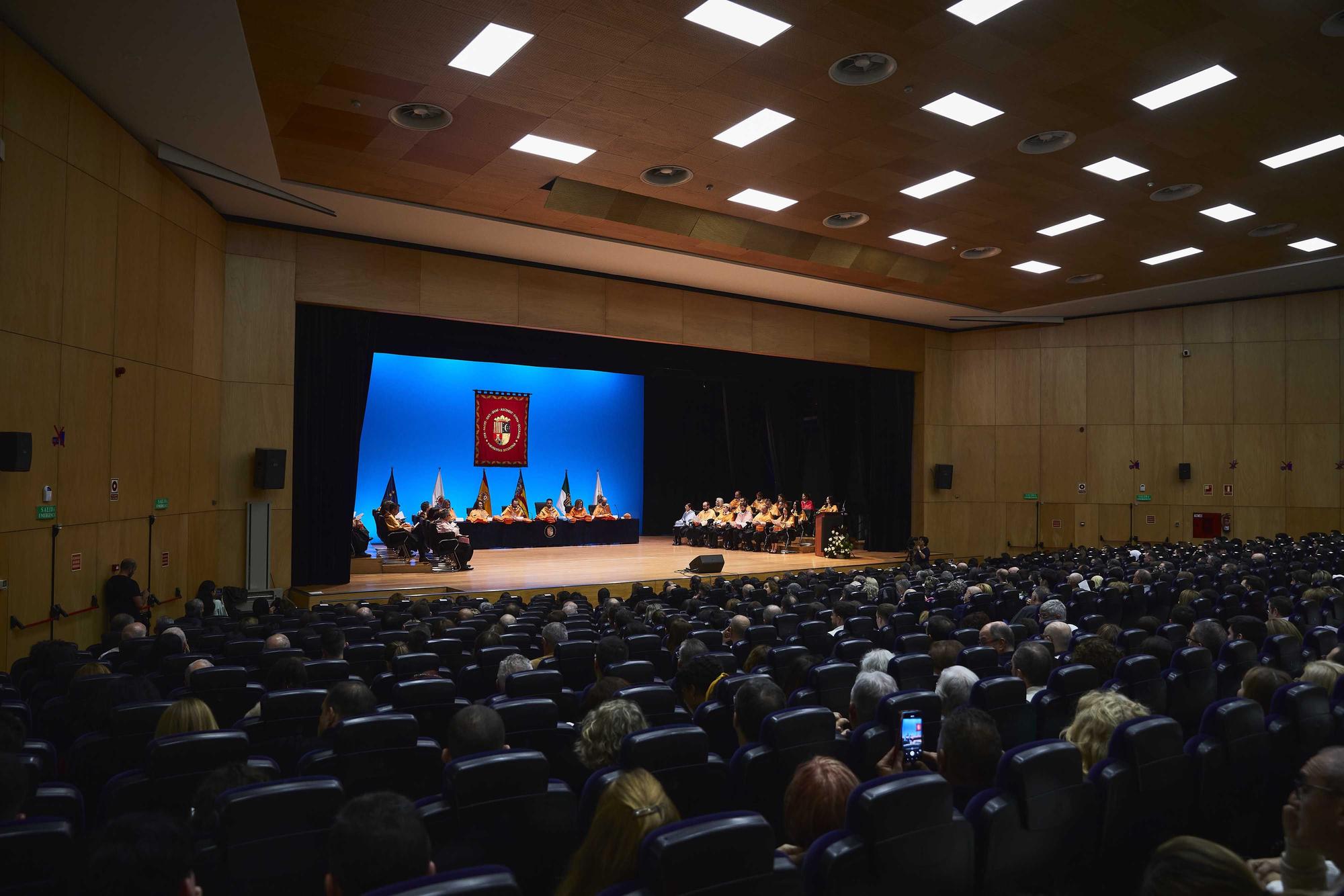 Graduación de los alumnos en los grados en Administración y Dirección de Empresas, Economía, Marketing, Sociología, dobles grados en Ingeniería Informática + ADE y Turismo + ADE, y los másteres universitarios en Administración y Dirección de Empresas, Cooperación al Desarrollo, Dirección y Planificación del Turismo, Economía Aplicada, Economía Cuantitativa e Innovación Social y Dinámicas de Cambio de la Universidad de Alicante.