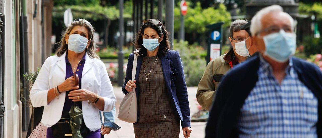 Viandantes con mascarilla en Avilés.