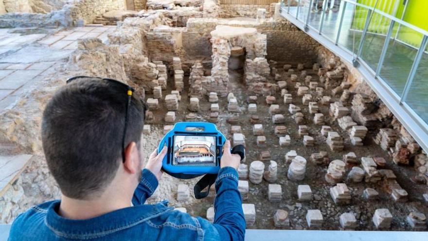 Un visitante contempla la historia recreada