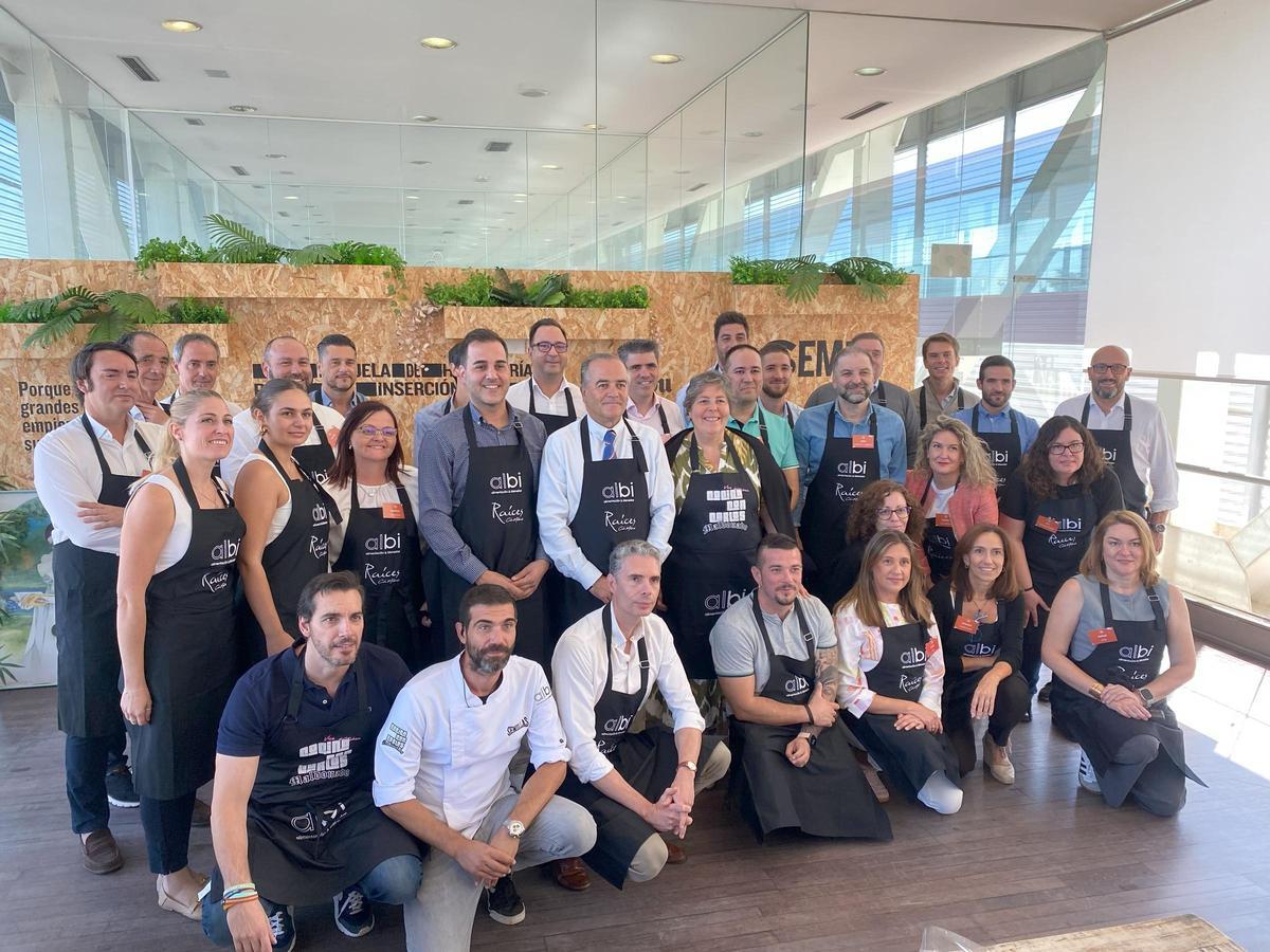 Participantes del evento de Albi junto al chef Carlos Maldonado durante la experiencia gastronómica en Semillas, escuela de restauración de la Fundación Carlos Maldonado.