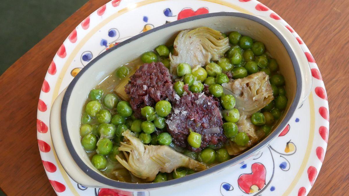 Alcachofas y guisantes con butifarra negra ’ofegats’ del restaurante Gala.