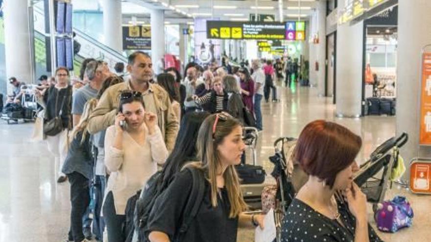 Llargues cues a l&#039;aeroport de Palma de Mallorca.