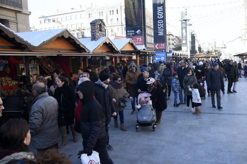 Ambiente navideño en la Plaza del Pilar