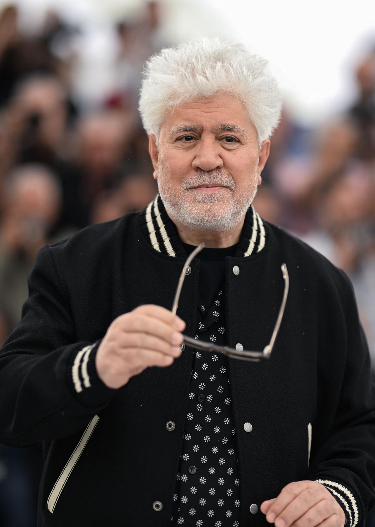 Pedro Almodóvar aterriza en Cannes. El cineasta estrena en Cannes el mediometraje ‘Extraña forma de vida’, con Ethan Hawke y Pedro Pascal, un wéstern protagonizado por dos gais que subvierte el género