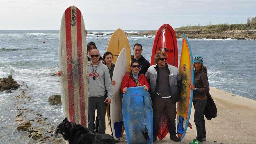 Miembros del Santa María Surf Club, con sus tablas en el entorno del puerto oiense.  // FdV