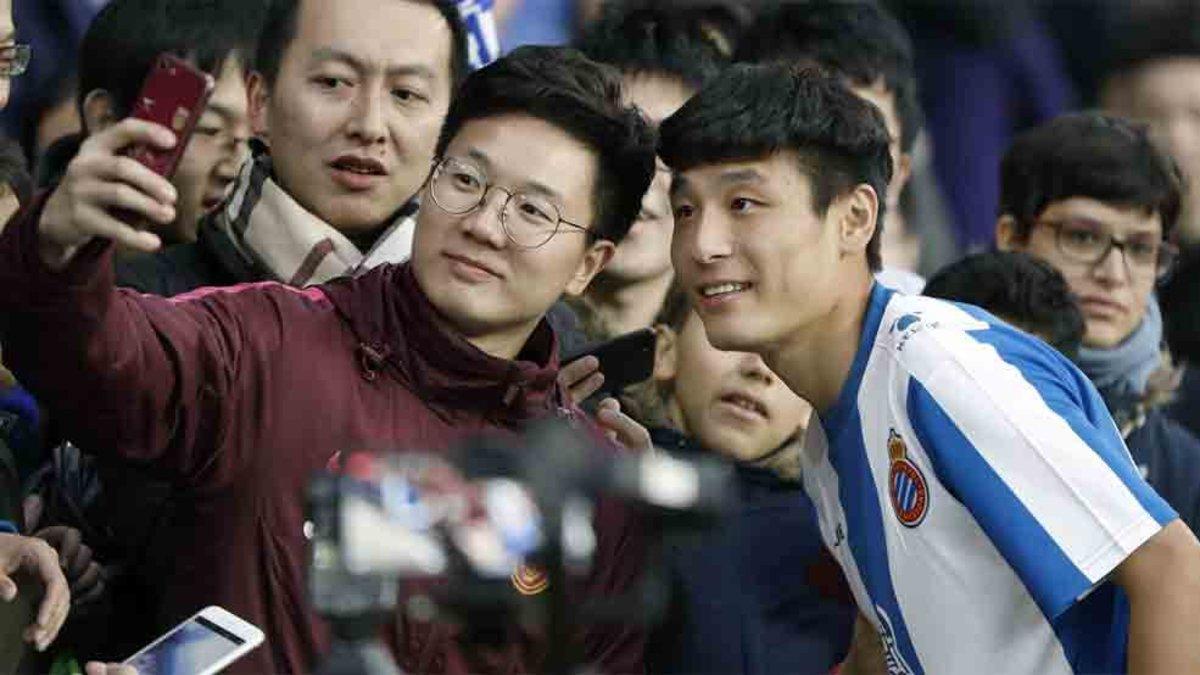 Wu Lei ya levantó mucho interés en su presentación como jugador del Espanyol