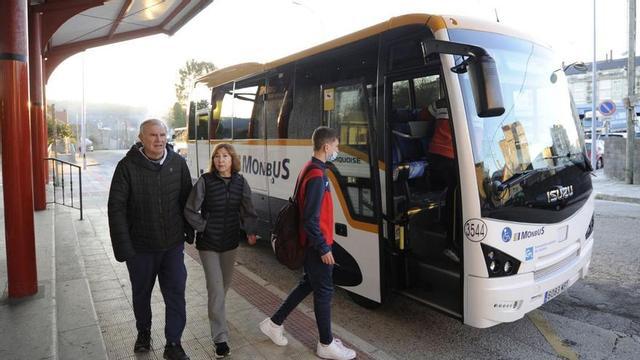 Usuarios toman el autobús en dirección a Santiago. |  Bernabé